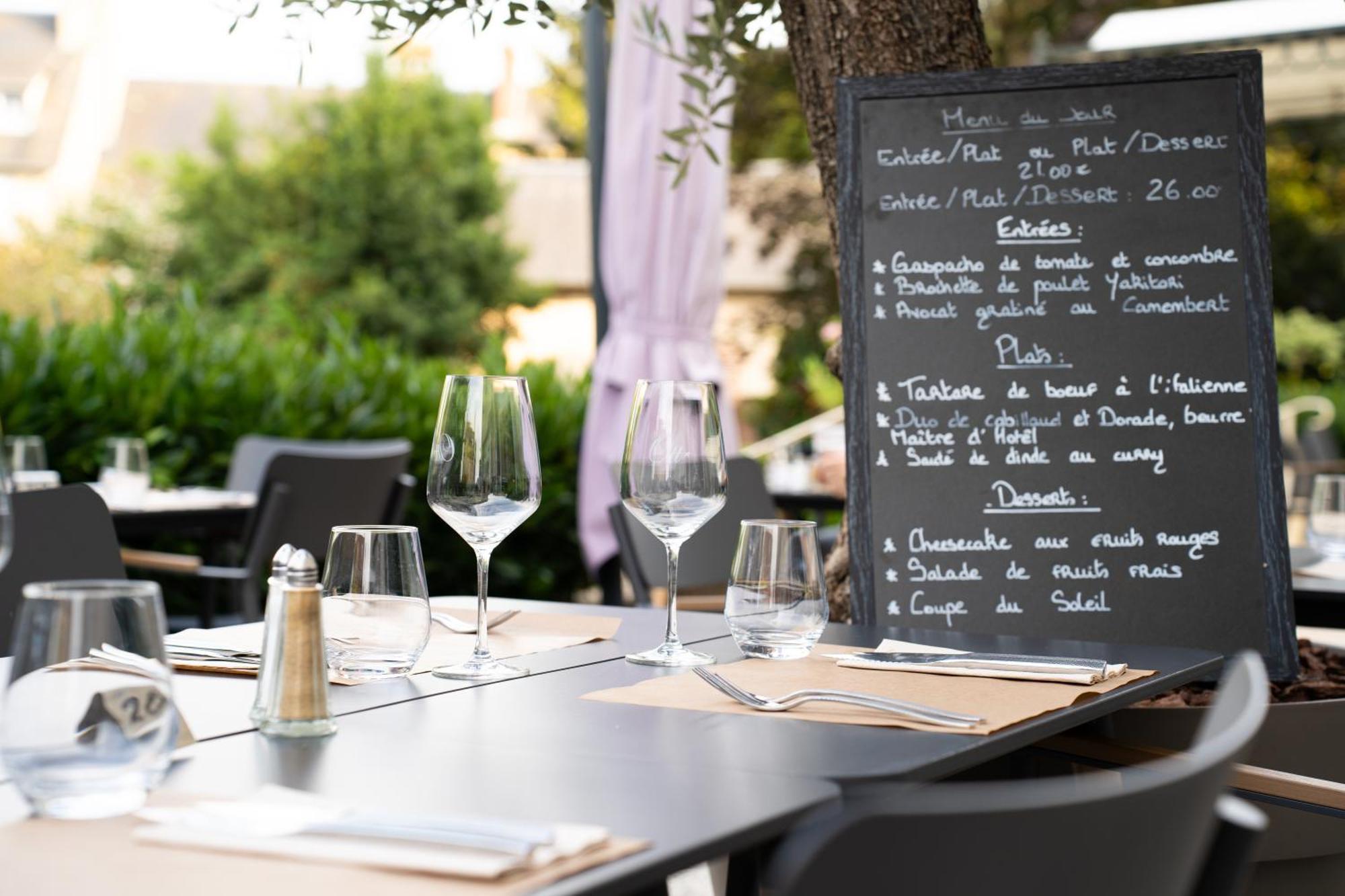 Le Pre Saint Germain Hotell Louviers Eksteriør bilde