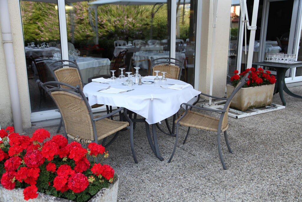 Le Pre Saint Germain Hotell Louviers Eksteriør bilde